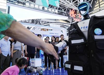 超吸睛！絲博會(huì)上智能機(jī)器人玩轉(zhuǎn)銷(xiāo)售新花樣