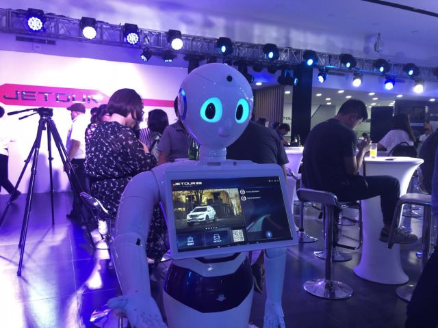 智慧展廳引領(lǐng)汽車(chē)營(yíng)銷(xiāo)革命 捷途一年布局1300家智能機(jī)器人銷(xiāo)售新生態(tài)